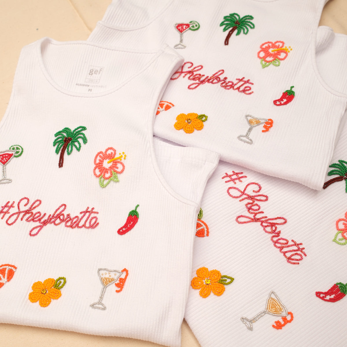 Esqueletos blancos bordados en canutillo con hashtag #Sheylorette y motivos tropicales