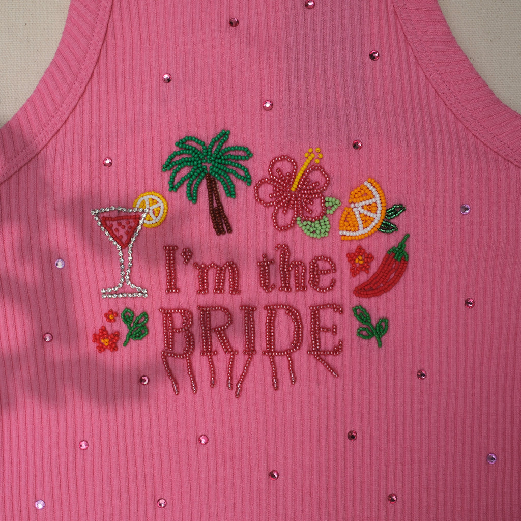 Detalle del bordado en canutillo I'm the Bride con palmera, hibisco, cóctel y ají sobre esqueleto rosa